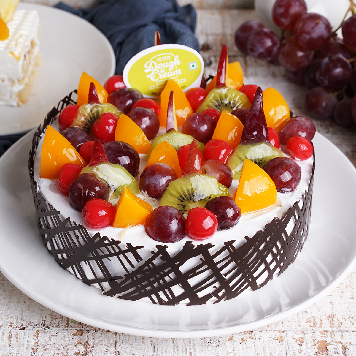 Strawberry Fruit Cake Online | Free Delivery | YummyCake-thanhphatduhoc.com.vn