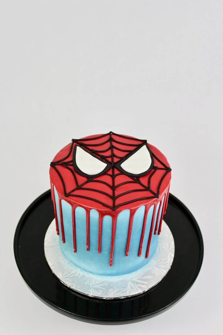 Glazing Spiderman Face Cream Cake